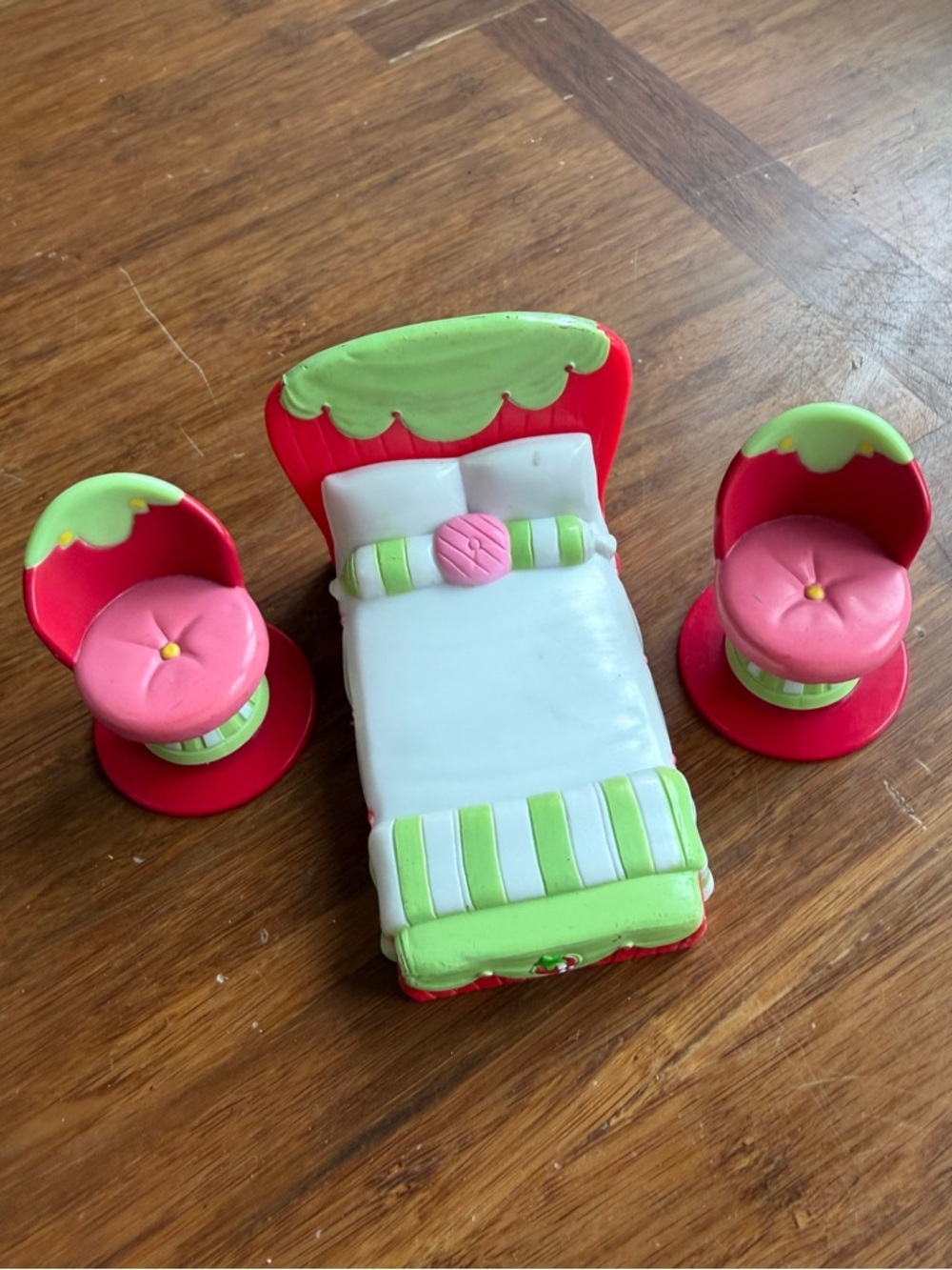 2008 Strawberry Shortcake doll bed & chairs